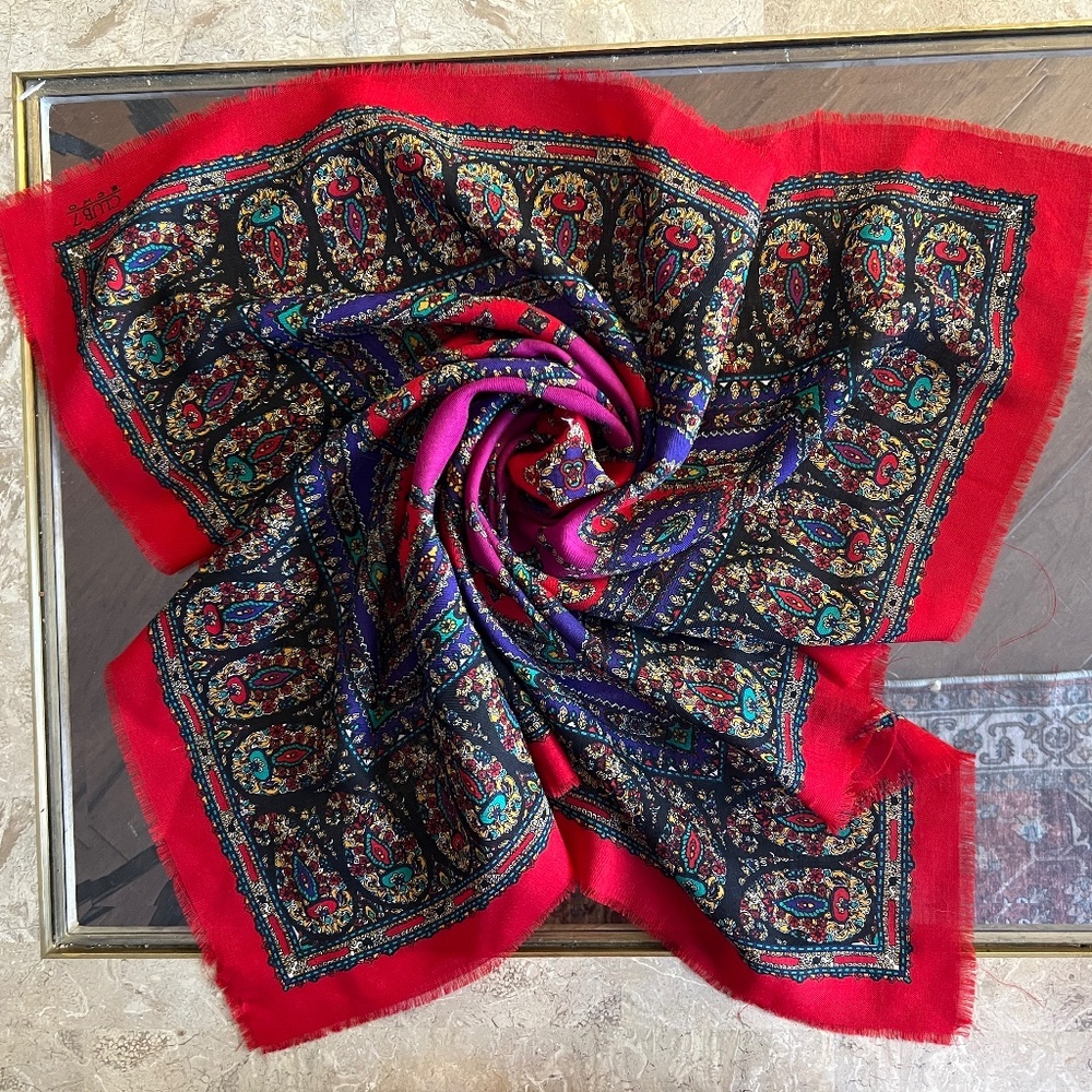 VINTAGE Collectif Club 7 ECHO 100% Wool scarf made in Japan with red background